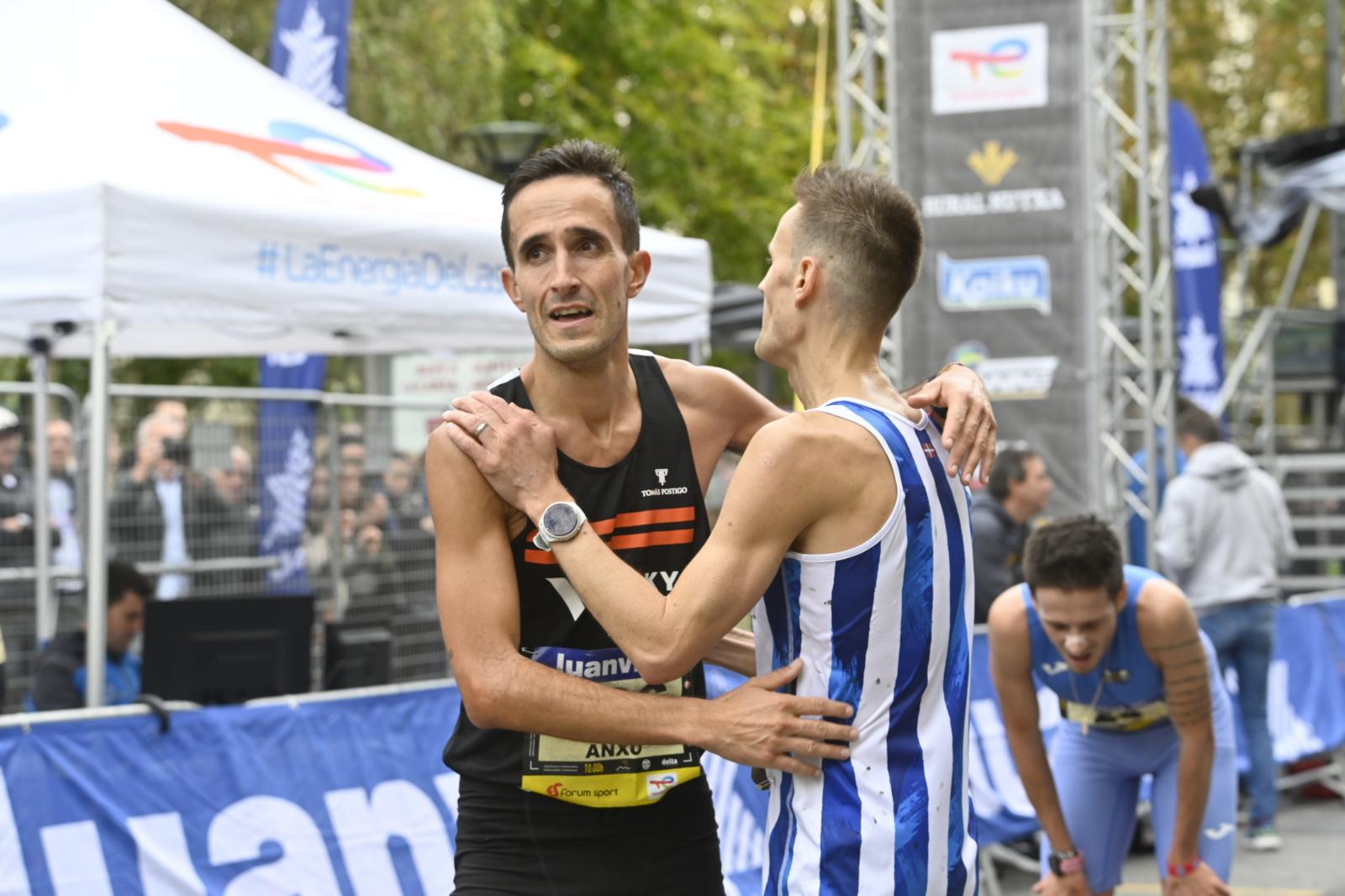 La llegada de los atletas de élite: Chakib Lachgar y Mireia Guarner, vencedores en la Behobia - San Sebastián