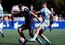 Carrasco defiende la posesión en un partido de esta temporada.