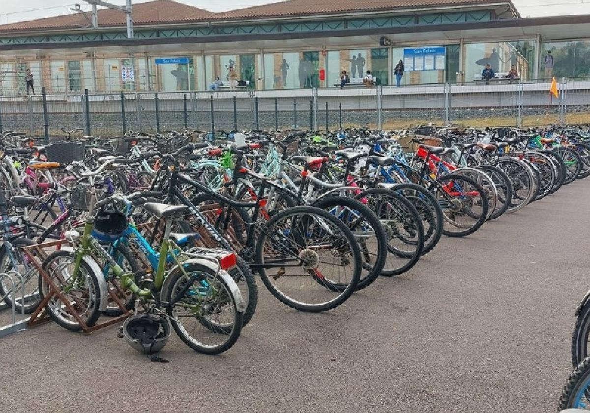 Bicicletas aparcadas en la Ikastola.