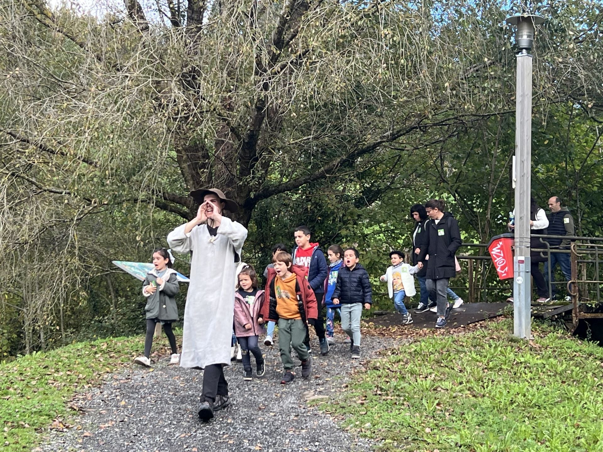 Imagen principal - Los niños buscaron con entusiasmo a Olentzero junto a 'Burdintxo', escuchan un cuento y se fotografían junto al carbonero y Mari Domingi. 