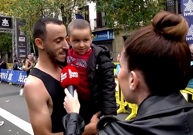 Chakib Lachgar, feliz junto a su hijo tras cruzar la meta del Boulevard