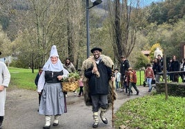 Olentzero y Mari Domingi, recibidos por multitud de familias en Mirandaola