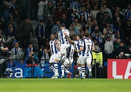 Zubimendi y sus compañeros celebran con pasión y fusionados con la grada el gol de Becker al Barça