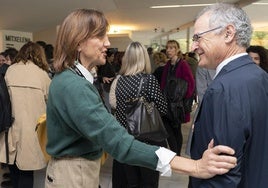 Ferreira, actual rectora de la UPV, saluda este lunes con cordialidad a Joxerramon Bengoetxea, candidato alternativo a rector.