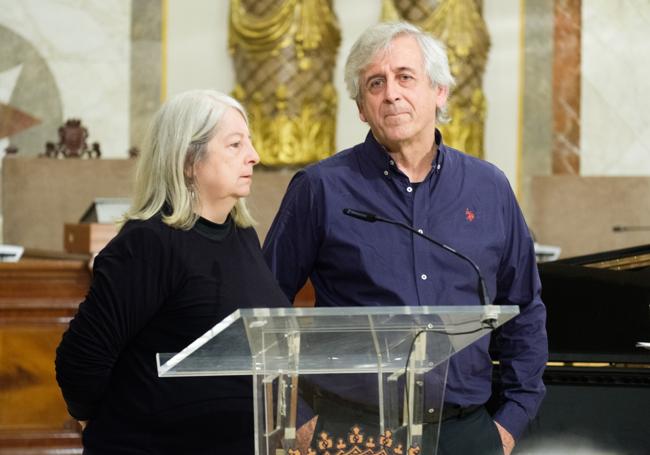 Rocío y Luis, hijos del escritor.