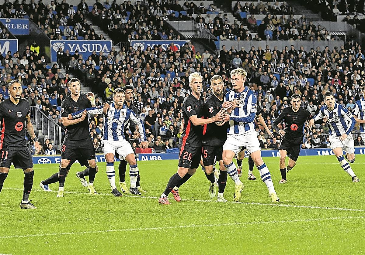 Zubimendi, Óskarsson, Zubeldia y Elustondo buscan rematar en un córner a favor de la Real, el domingo en Anoeta.