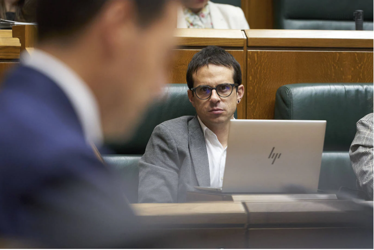 Pello Otxandiano escucha un intervención del lehendakari en el Parlamento Vasco.