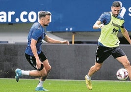 Puertas conduce el balón en uno de los entrenamientos de esta semana en Ipurua.