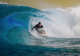 Un surfista coge una ola en instalaciones de Wavegarden.