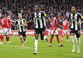 Isak celebra el gol que marcó al Nottingham Forest.
