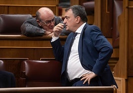 Los diputados peneuvistas Joseba Agirretxea y Aitor Esteban, ayer en el Congreso.