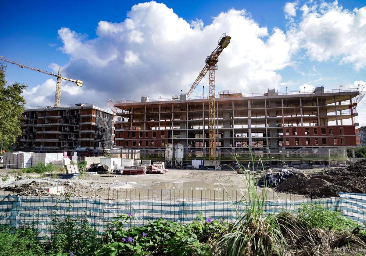 Obras de construcción de nuevas viviendas en Donostia.