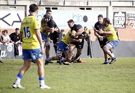 Carlos Estrada busca el hueco entre la delantera del Pasek Belenos