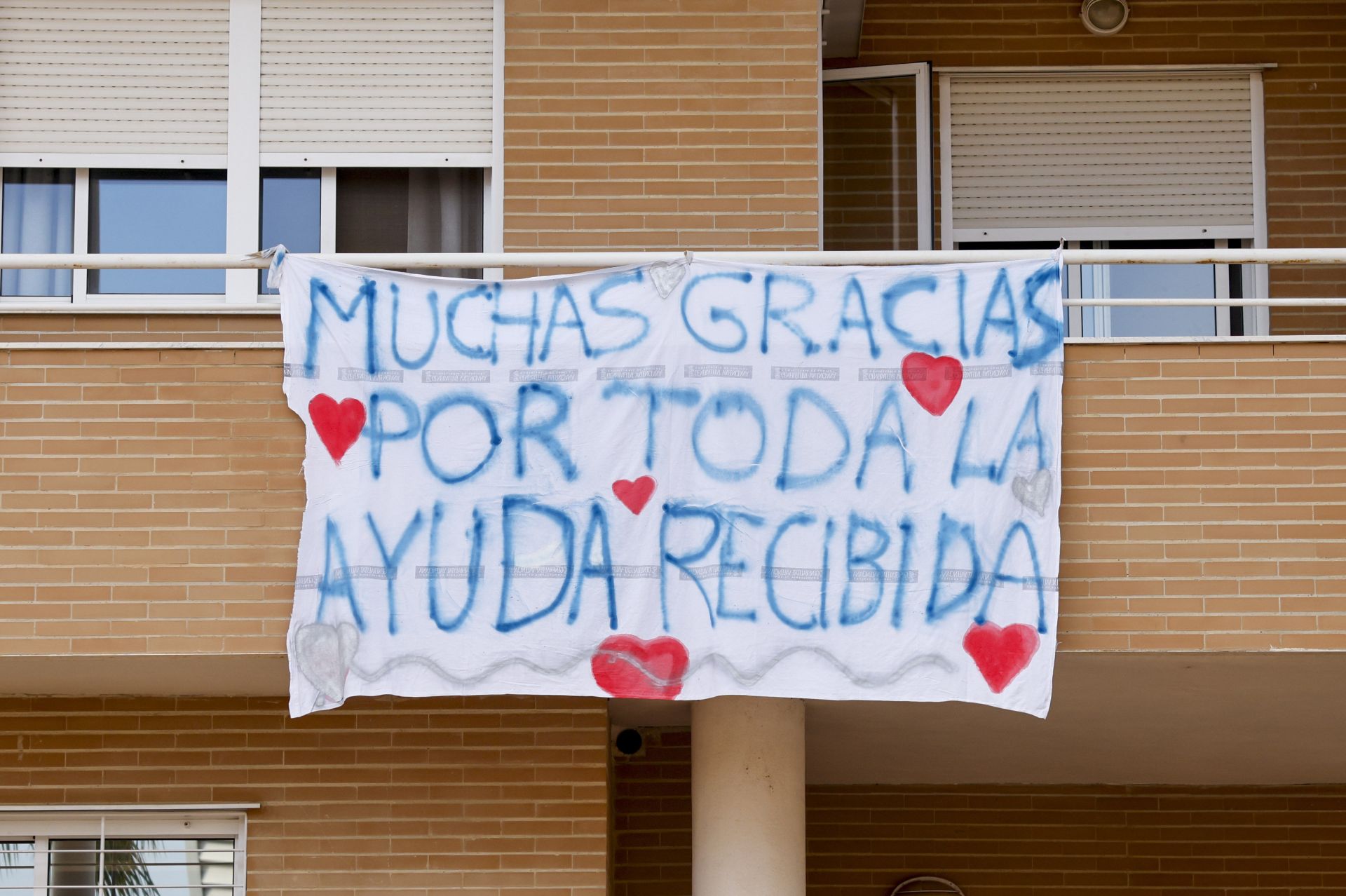 Mensaje de agradecimiento en un balcón de Catarroja.