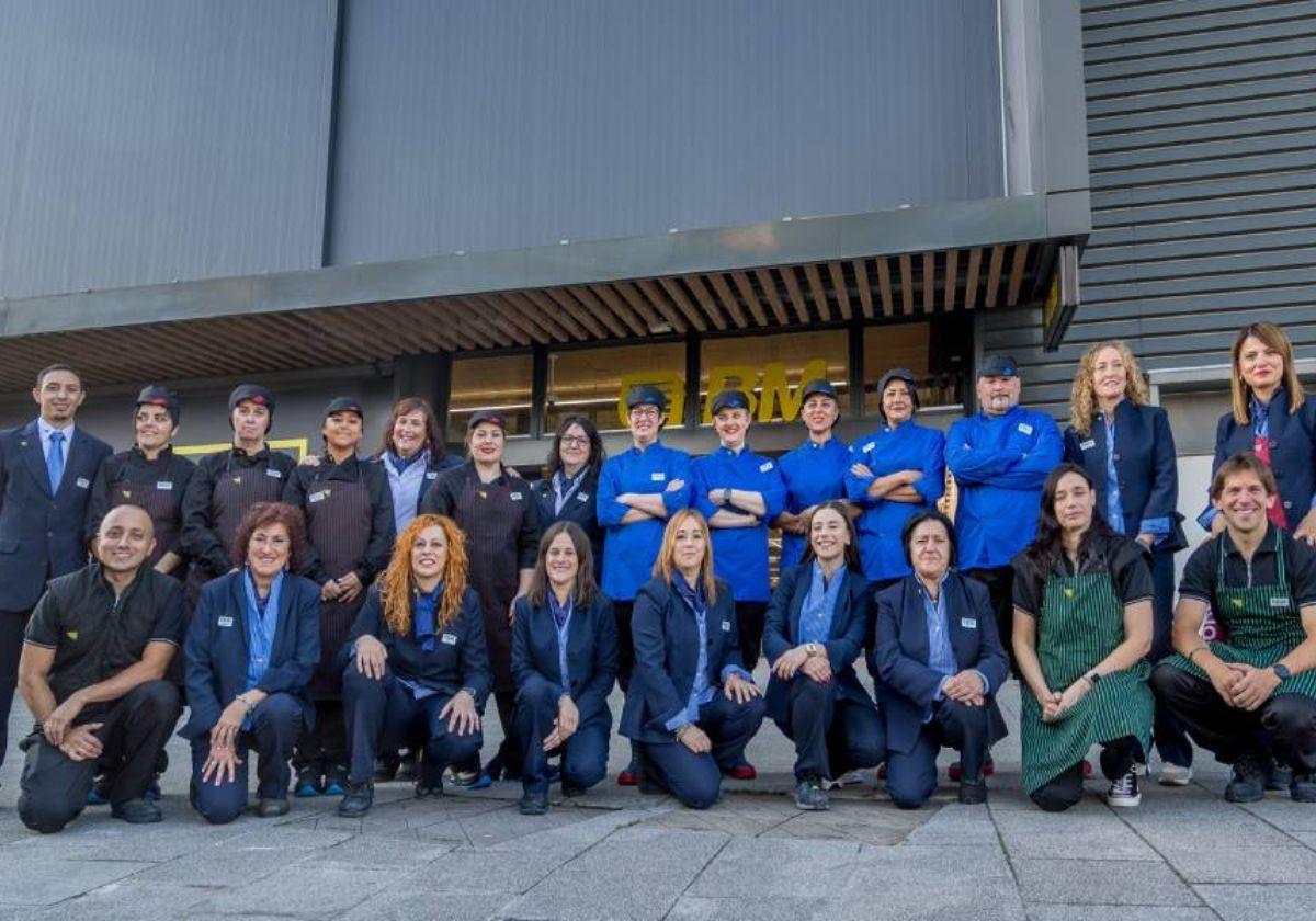 Algunos empleados de la nueva plantilla del supermercado BM en el centro comercial Megapark de Barakaldo.