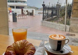 Ijentea Kafea, junto al Club Náutico y Ayuntamiento de Donostia.