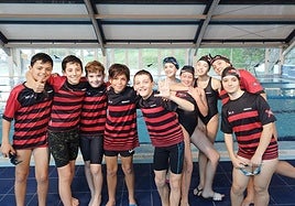 Los diez alevines en la piscina del polideportivo Bikuña de Legazpi.