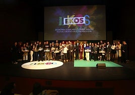 La foto de los vencedores de 2023, junto a los representantes de las instituciones y los organizadores en el Kursaal.