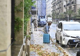 Una mujer se dispone a montarse en un taxi en Donostia