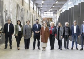 Los diputados y Eric Gálvez, en la visita al museo posterior al Consejo.