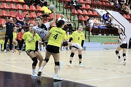 Eider Elorza se cuela entre varias rivales para lanzar