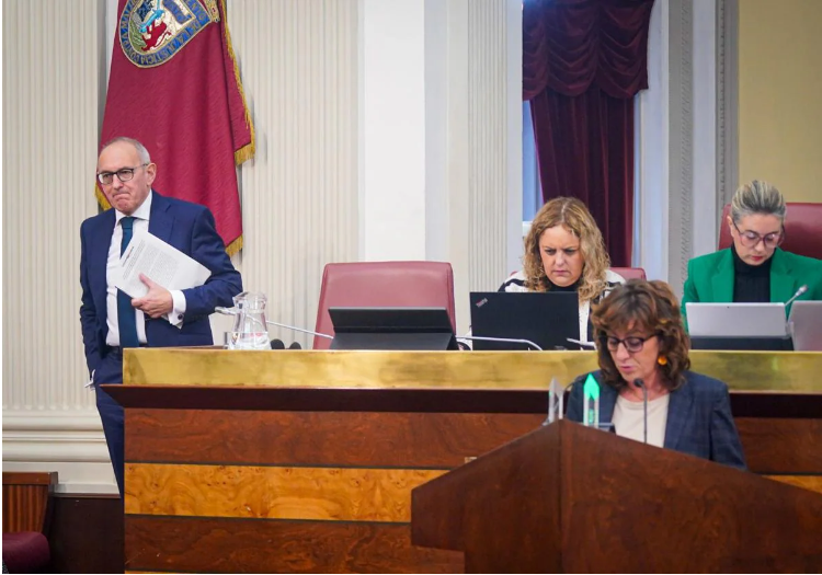 El diputado general de Álava, Ramiro González, accede al salón de plenos durante la intervención de Eva López de Arroyabe (EH Bildu).