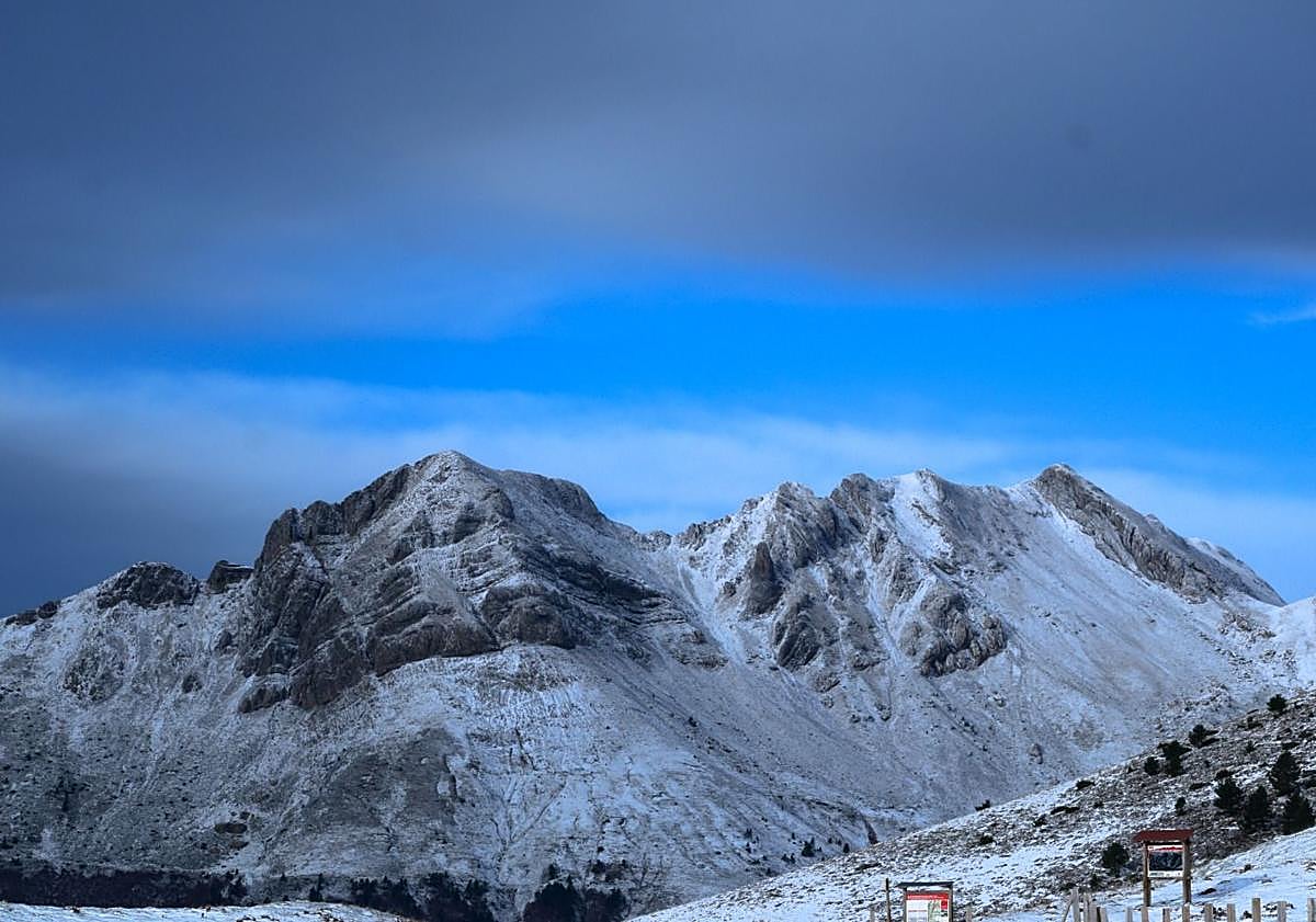 Imagen principal - Belagua, en el pirineo navarro, esta pasada madrugada. 