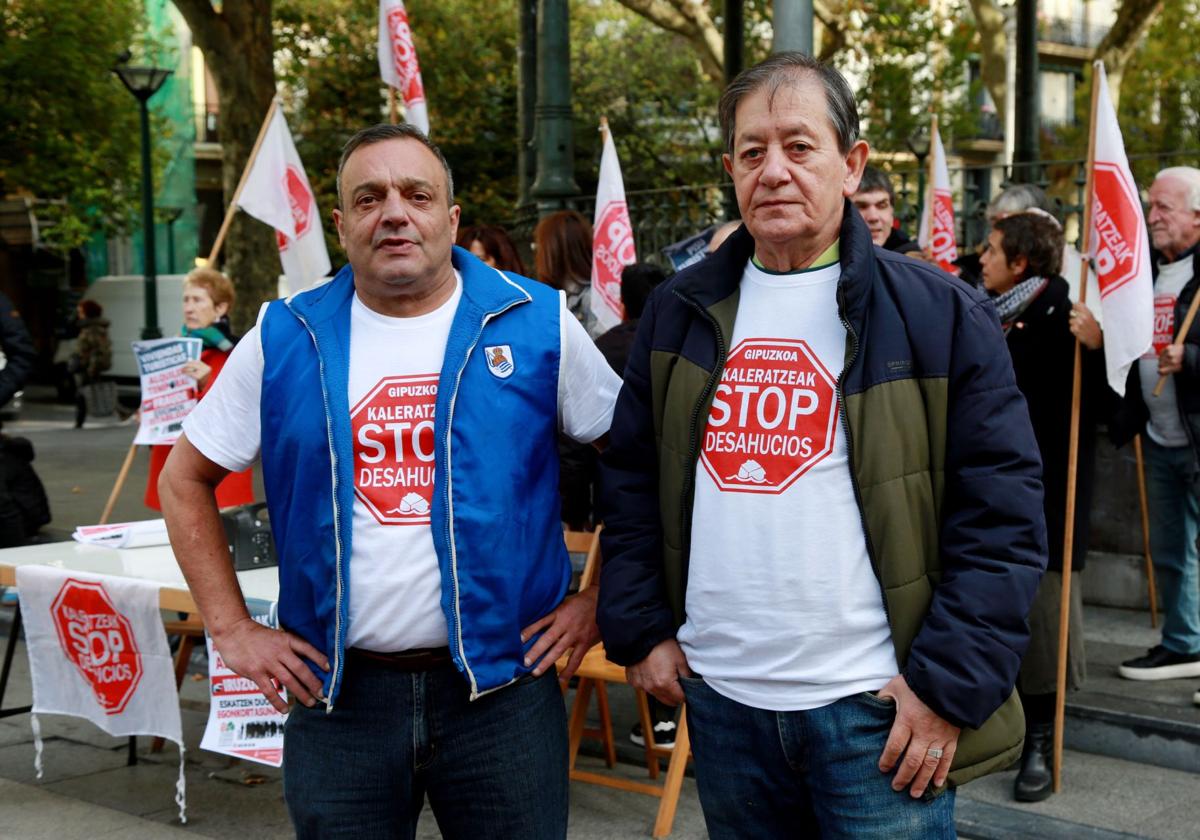 Javier y Fernando esta mañana en la concentración que ha tenido lugar en el kiosko del Boulevard de Donostia.