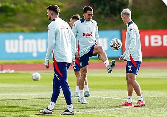 Mikel Oyarzabal, este jueves durante el entrenamiento con la selección española.