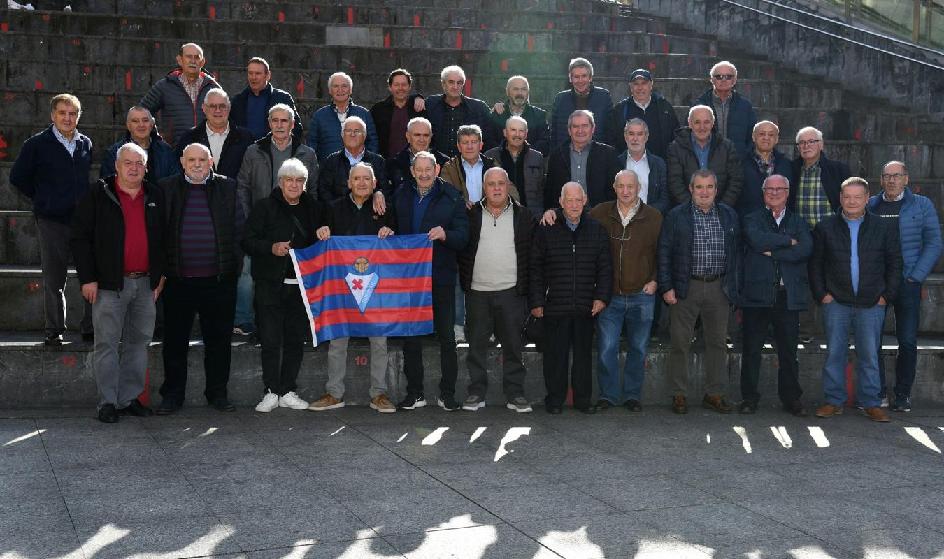 Treinta y cuatro amigos y exfutbolistas que se han juntado para la comida en recuerdo a la generación de Txantxa Zelai.
