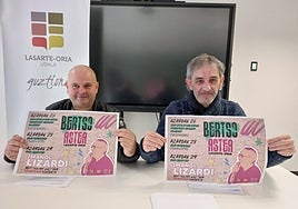 Jon Antxordoki, Udaleko Euskara saileko zinegotzia, eta Ttakun Kultur Elkarteko Kultura arduraduna, Arkaitz Ilarramendi.