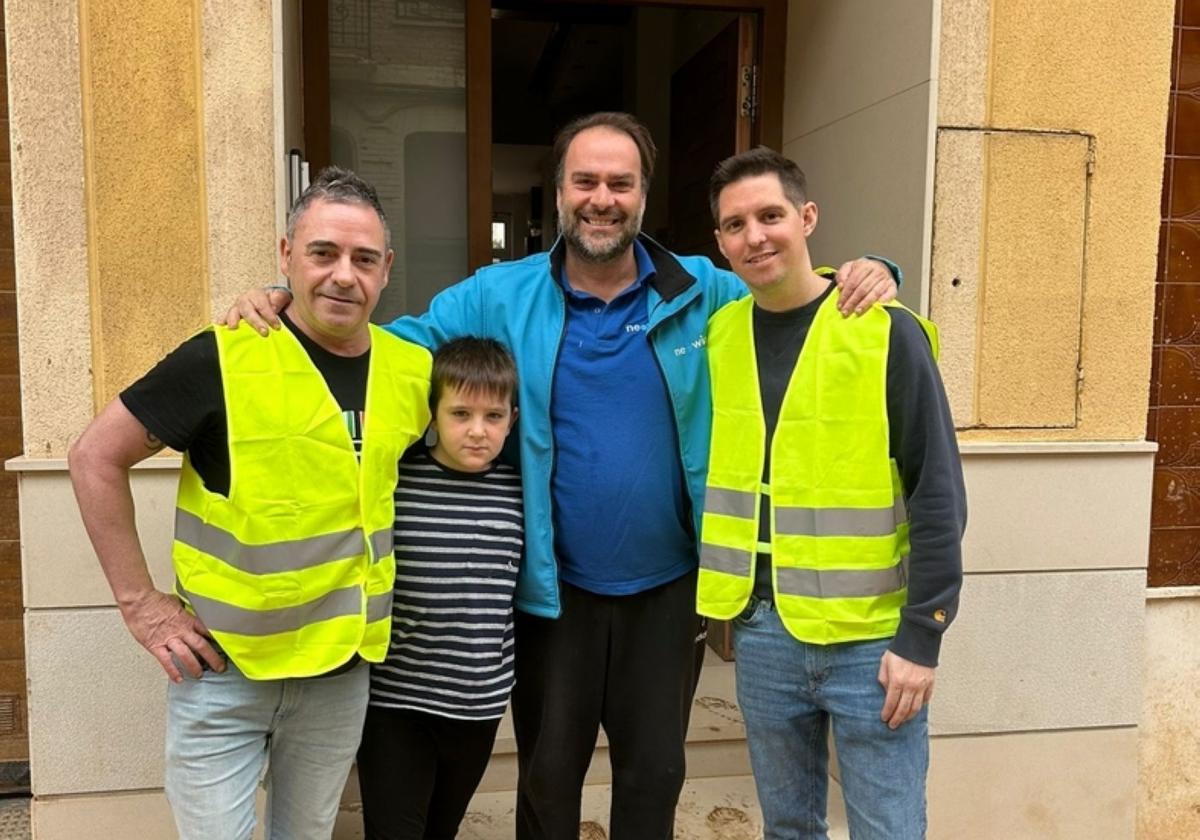 Mendeku y Julen posan con dos vecinos afectados por la Dana.