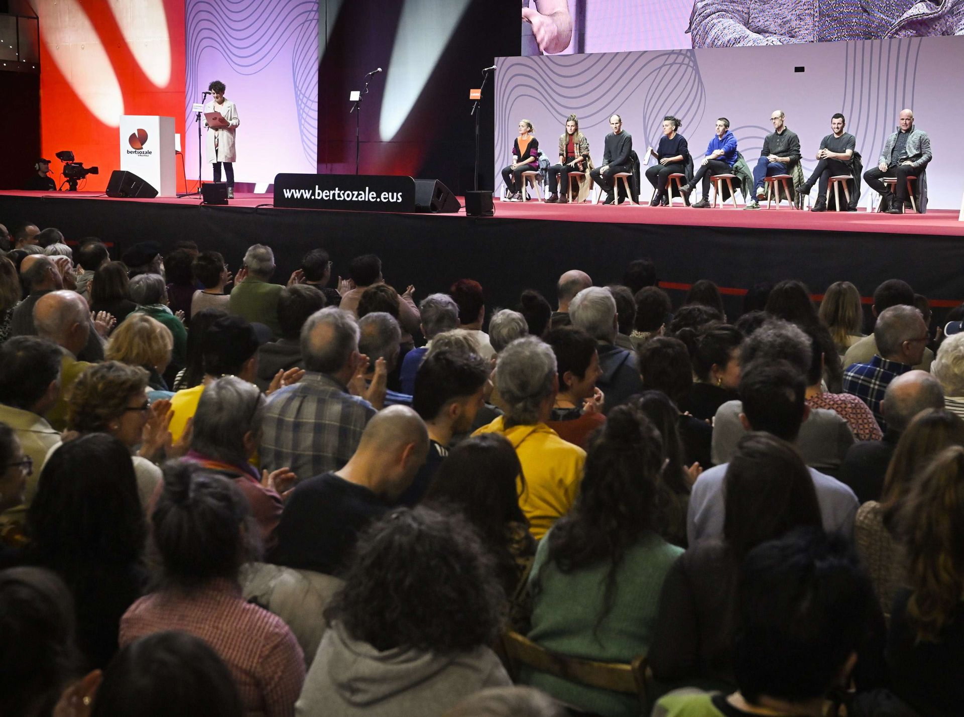 2022. eta 2023. urteetan gutxienez saio batean aritu ziren bertsolariek jasoko dute inkesta.