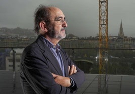 El filósofo Daniel Innerarity posa en la terraza de Tabakalera con la mirada puesta en el futuro.