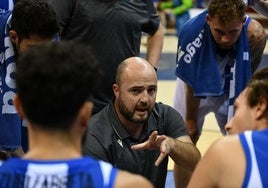 Mikel Odriozola da instrucciones a sus jugadores a pie de pista.