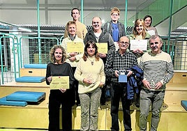 Los donantes homenajeados ayer con las distinciones recibidas.