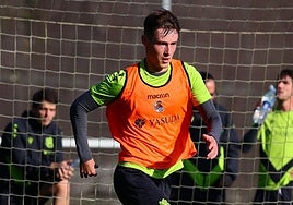 Turrientes conduce el esférico en el entrenamiento de este viernes