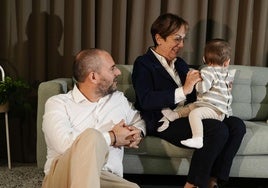 Jon Oleaga contempla el cariño que derrocha su ama, Amaia Guridi, mientras juega con el pequeño Santi durante el reportaje fotográfico en la sede de Vocento en Madrid.