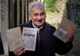 Bernardo Atxaga 'Etiopia' liburuaren hainbat ediziorekin, ostiral honetan Donostian.