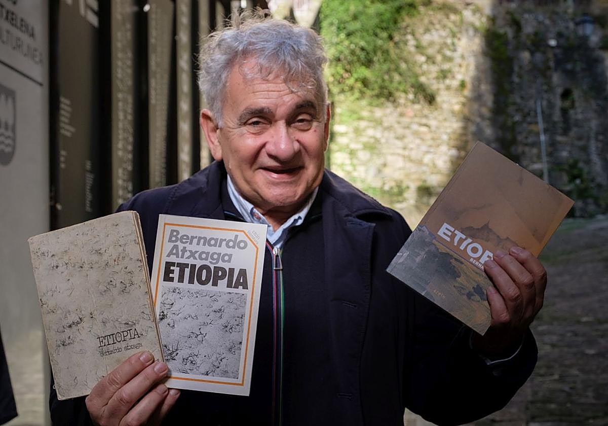 Bernardo Atxaga 'Etiopia' liburuaren hainbat ediziorekin, ostiral honetan Donostian.