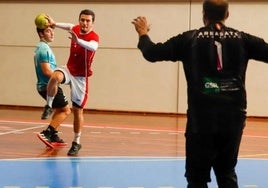 El sénior de balonmano recibe el sábado la visita del Txingudi Goibar