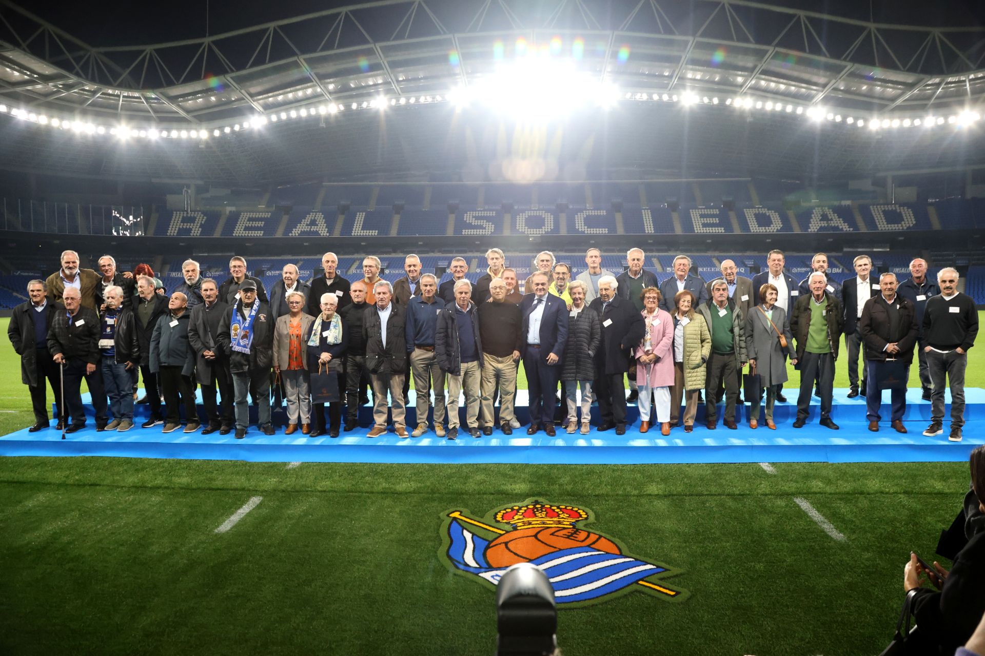 Los 44 socios homenajeados posan con exjugadores de la Real Sociedad en el Reale Arena.