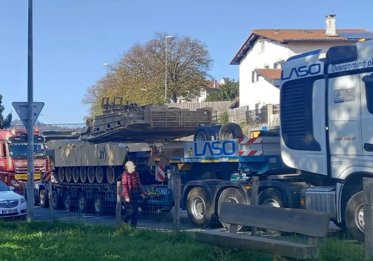 Un camión transporta una de las unidades de tanques franceses en Hendaia, al otro lado del Puente de Santiago.