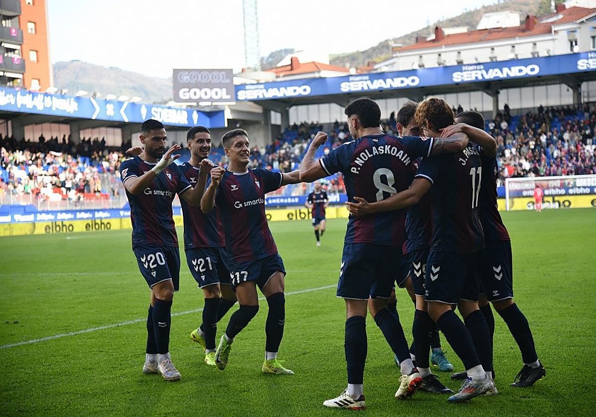 Los jugadores armeros celebran con efusividad uno de los tantos de Pascual.
