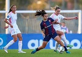 Espe Pizarro protege un balón ante la presión de una rival.