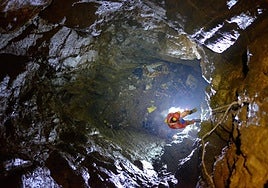 La sima. Vista desde el exterior resulta difícil imaginar las dimensiones reales de la sima de Legarrea.
