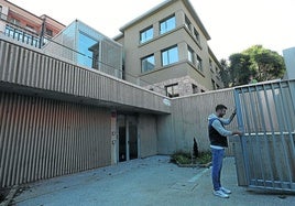 Entrada principal al futuro centro de día situado en la reformada Villa Salia de la calle Jaialai 17.