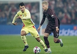 Zubimendi persigue al danés Groenbaek el pasado viernes.