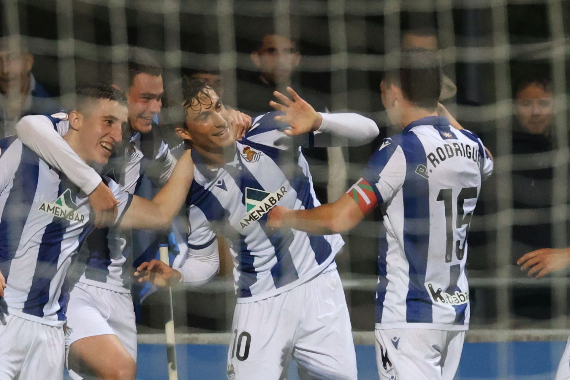 Goti celebra con sus compañeros el gol que ha marcado esta tarde en Zubieta.