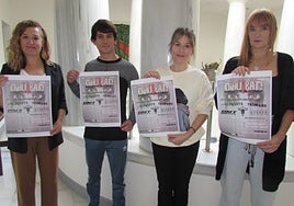 La alcaldesa Maider Morras y Christian Coello, Eli Conde y Oihana Plaza, de Sanitarioak Palestinarekin.